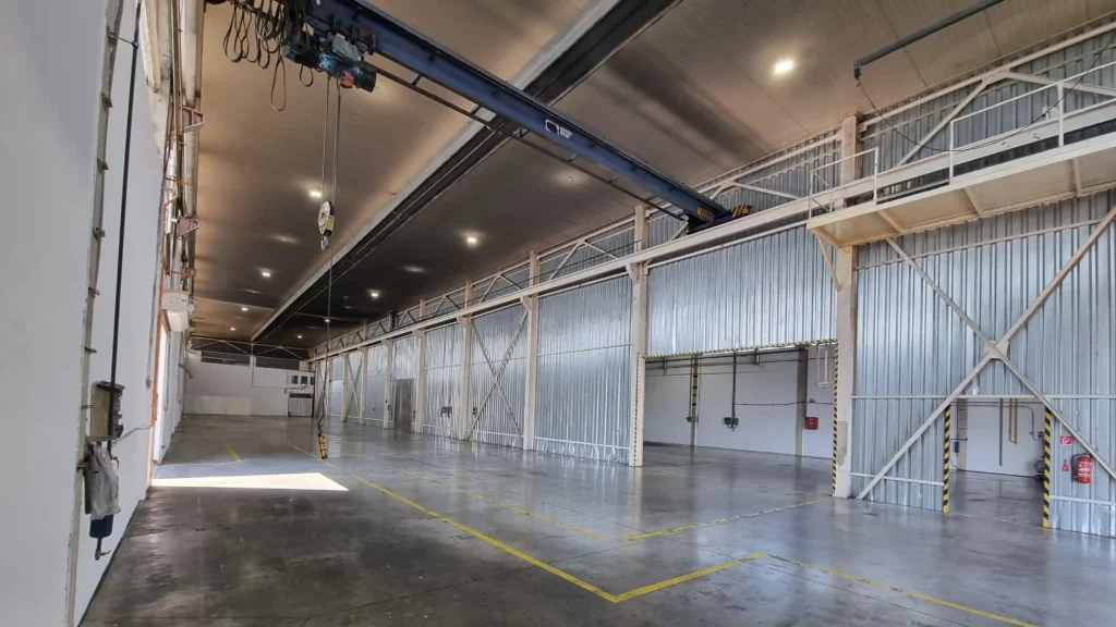 Výrobná hala na prenájom, 1600m2, žeriavy, sklad, Košice, Slovensko